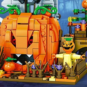 Building Block Set Haunted Cabin Over 700 Pieces