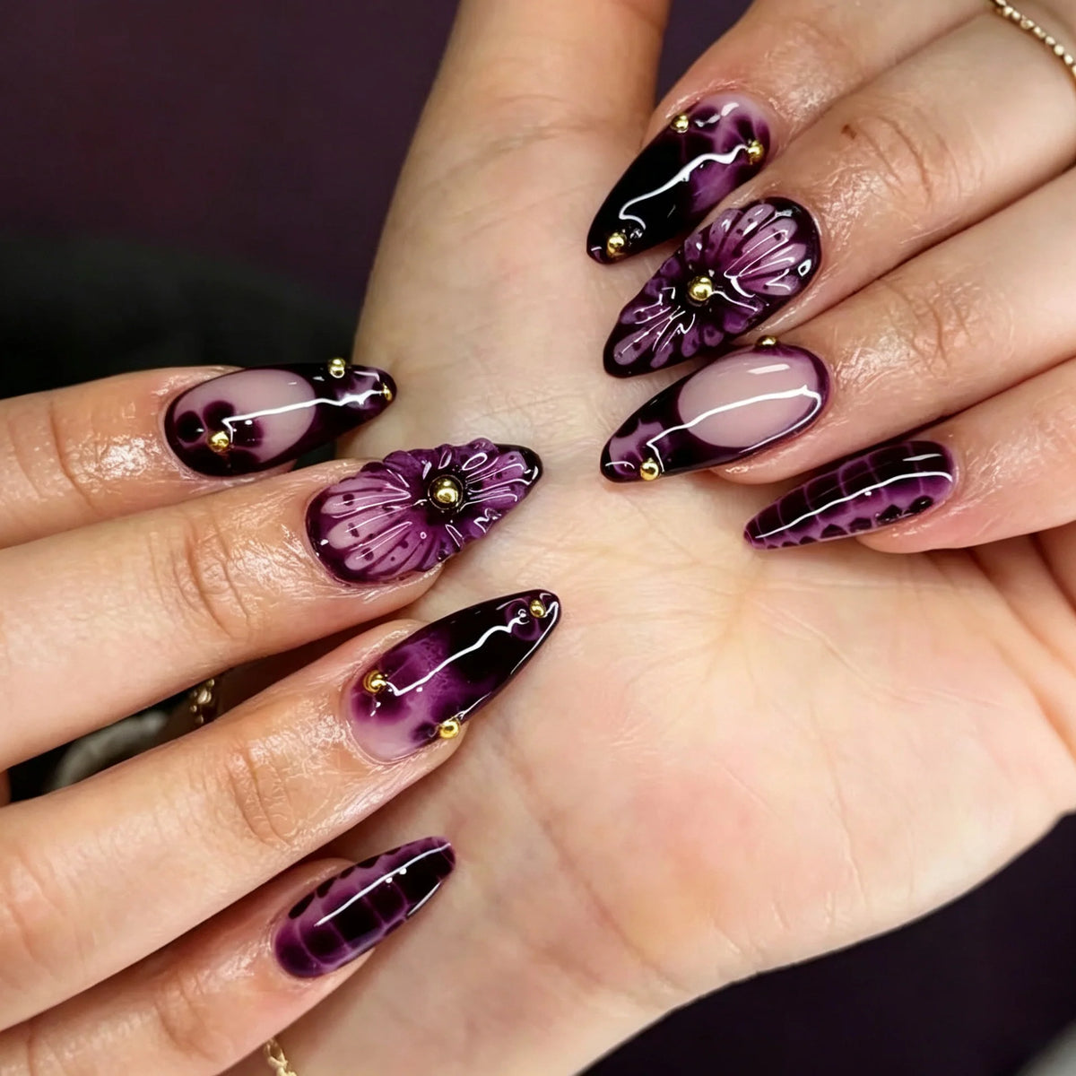 Press-On Nail Set Artistic Patterns Easy Application & Chip-Resistant