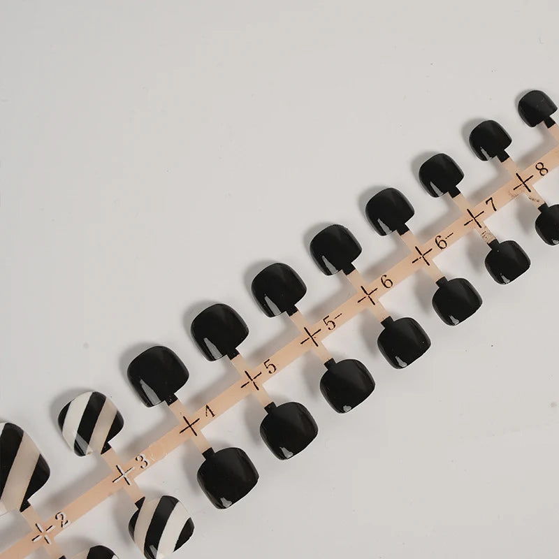 Press-On Nail Set Striped Design Reusable & Glue-Free